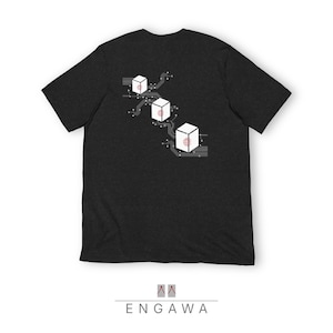 Puede incluir: Camiseta gris oscuro con un diseño de tres cubos blancos con detalles rojos, conectados por un diseño de placa de circuito. La palabra "ENGAWA" está impresa debajo en una fuente sans-serif.