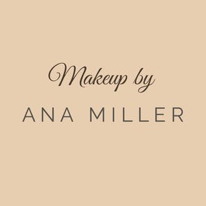 Könnte beinhalten: Beigefarbener Hintergrund mit den Worten „Makeup by“ in Schreibschrift, gefolgt von „ANA MILLER“ in einer serifenlosen Schrift. Der Text ist dunkelbraun.