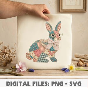 Puede incluir: Un bolso tote de color crema con un diseño de conejo de patchwork. El conejo lleva gafas y una pajarita. El patchwork incorpora patrones florales y a cuadros en tonos rosa, azul y verde. El texto "DIGITAL FILES: PNG - SVG" está en la parte inferior.