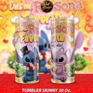 Puede incluir: Dos vasos delgados de 20 oz con un diseño de personaje de dibujos animados. Un vaso presenta un personaje azul con sombrero de copa sosteniendo flores, el otro un personaje rosa sosteniendo un regalo. Los vasos tienen una pajita y una tapa.