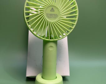Ventilador portátil recargable con conexión USB para viajes.