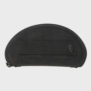 Pu&ograve; includere: Un astuccio nero, semicircolare, per occhiali con una superficie strutturata. L'astuccio presenta un cinturino con chiusura a bottone e due cinturini pi&ugrave; piccoli. Una cerniera &egrave; visibile in basso a sinistra.