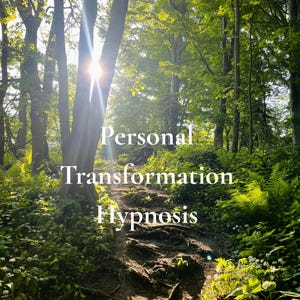 Può includere: Una scena di foresta illuminata dal sole con un sentiero ascendente. L'immagine presenta il testo "Personal Transformation Hypnosis" in bianco, sovrapposto al paesaggio naturale di alberi e fogliame. La luce del sole filtra attraverso gli alberi.