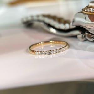 10K massivt guld 0,15CT labbodlad diamant halv alliansring, glittrande pave vigselring, minimalistisk stapelbar matchande löftesring