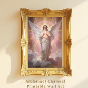 Puede incluir: Una impresión enmarcada del Arcángel Chamuel, una figura celestial con grandes alas blancas, sosteniendo un corazón brillante. La obra de arte está ambientada sobre un fondo de luz rosa y dorada suave, enmarcada en un marco dorado ornamentado. El texto en la parte inferior dice "Archangel Chamuel Printable Wall Art."