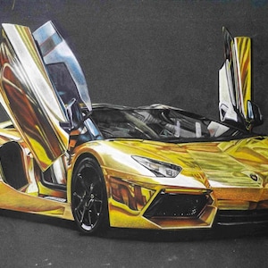 Può includere: Disegno a matita di una Lamborghini dorata con le porte aperte. L'auto è ambientata su uno sfondo scuro, evidenziando il suo design elegante e la superficie riflettente. Le ruote sono nere.