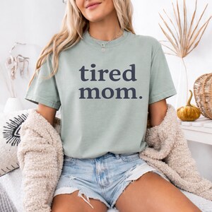 Camiseta Comfort Colors para mamás cansadas, camiseta divertida para mamás, camiseta para mamás, camiseta minimalista, regalo para mamás primerizas, regalo para el Día de la Madre. imagen 14