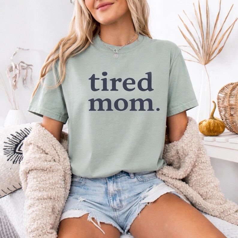 Camiseta Comfort Colors para mamás cansadas, camiseta divertida para mamás, camiseta para mamás, camiseta minimalista, regalo para mamás primerizas, regalo para el Día de la Madre. imagen 14