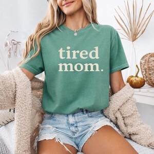 Camiseta Comfort Colors para mamás cansadas, camiseta divertida para mamás, camiseta para mamás, camiseta minimalista, regalo para mamás primerizas, regalo para el Día de la Madre. imagen 18