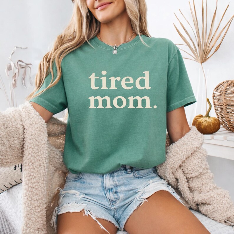 Camiseta Comfort Colors para mamás cansadas, camiseta divertida para mamás, camiseta para mamás, camiseta minimalista, regalo para mamás primerizas, regalo para el Día de la Madre. imagen 18