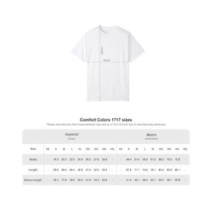 Pu&ograve; includere: T-shirt bianca con misure di larghezza, lunghezza e lunghezza manica. La tabella delle taglie include misure in pollici e centimetri per le taglie XS-5XL. &Egrave; visibile anche il testo "Comfort Colors 1717 sizes".