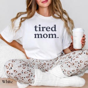 Camiseta Comfort Colors para mamás cansadas, camiseta divertida para mamás, camiseta para mamás, camiseta minimalista, regalo para mamás primerizas, regalo para el Día de la Madre. imagen 15