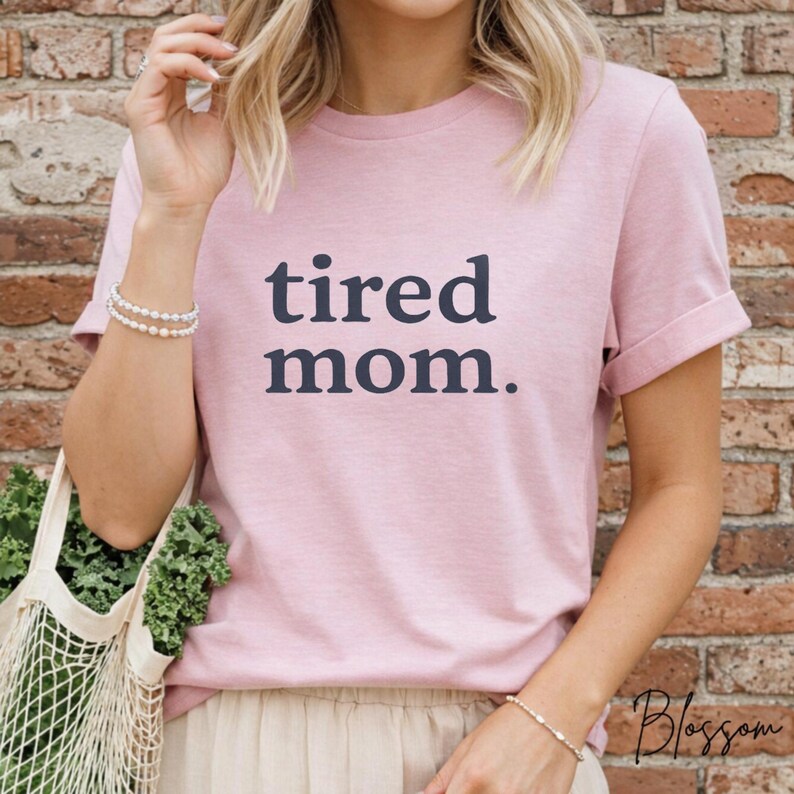 Camiseta Comfort Colors para mamás cansadas, camiseta divertida para mamás, camiseta para mamás, camiseta minimalista, regalo para mamás primerizas, regalo para el Día de la Madre. imagen 6