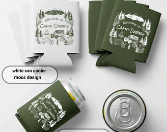Camp Bachelorette Dosenkühler, personalisierter Camping Koozie, individuelles Bach Party Favor, Camp Dabbie Getränkehülle, Wilderness Bride Tribe Geschenk