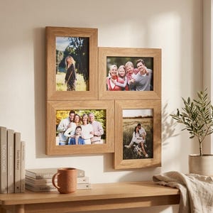 Può includere: Un set di quattro cornici in legno chiaro, disposte su una parete. Ogni cornice contiene una fotografia, tra cui ritratti di famiglia e scene all'aperto. Le cornici sono disposte in un design sovrapposto.