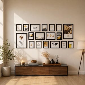 Peut inclure: Un ensemble de dix-neuf cadres rectangulaires noirs contenant diverses impressions, incluant du texte et de l'art abstrait, disposés au-dessus d'un long meuble multimédia en bois à trois tiroirs avec des objets décoratifs comme des vases et une bougie.
