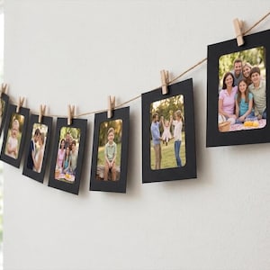 Peut inclure: Une série de cadres photo rectangulaires en papier noir suspendus à une fine ficelle brune à l'aide de petites pinces à linge en bois. Chaque cadre contient une photographie en couleur différente représentant diverses scènes de famille.