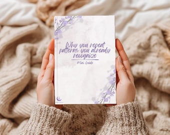 Pode incluir: Um mini guia retangular com uma capa branca apresentando detalhes florais roxos nos cantos e o texto Why you repeat patterns you already recognize Mini Guide impresso em roxo. Um pequeno logotipo de lua e estrela está na parte inferior.