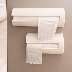 Pode incluir: Um conjunto de três canecas de cerâmica com acabamento fosco e salpicado. As canecas são em tons de creme, cinza claro e cinza escuro. Cada caneca tem um design simples e minimalista.
