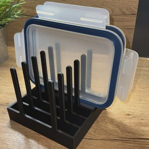 Può includere: Un set di tre tazze in ceramica con finitura maculata e opaca. Le tazze sono nei toni del crema, grigio chiaro e grigio scuro. Ogni tazza ha un design semplice e minimalista, perfetto per caffè o tè.