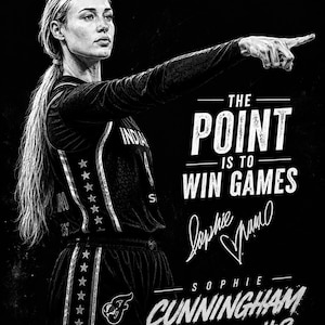 Puede incluir: Un póster gráfico en blanco y negro que muestra a una jugadora de baloncesto señalando hacia adelante. El texto dice THE POINT IS TO WIN GAMES, una firma y SOPHIE CUNNINGHAM #8. La jugadora viste una camiseta con estrellas en el lateral.