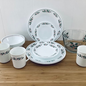 Vintage Christmas Corelle Full Dinnerware Set of 16 Holly Retro Dishware 60s 70s Dinner Plates Mugs Cups Dishes Corning Collection Red Green