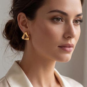 Pendientes geométricos triangulares dorados, pendientes minimalistas de acero inoxidable, joyería de oro PVD de 18 quilates, pendientes modernos y llamativos, regalo para ella.