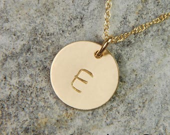 Collar con inicial personalizada en oro de 18 quilates - Colgante de disco grabado a mano