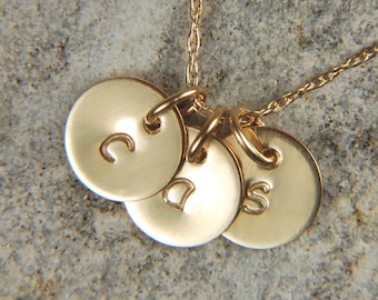 Collar con disco personalizado de oro macizo de 14 quilates: colgantes con iniciales grabadas a mano.