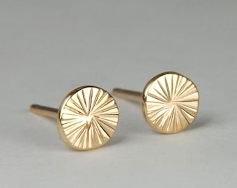 Pendientes de botón texturizados de oro de 14 quilates: joyería minimalista rústica hecha a mano.