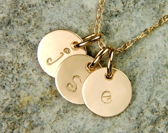 Collar con inicial personalizado en oro de 14 quilates: colgante de disco grabado a mano.