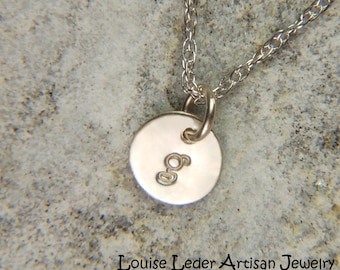 Collar con inicial personalizada en oro blanco de 14 quilates: delicado colgante de disco grabado a mano.