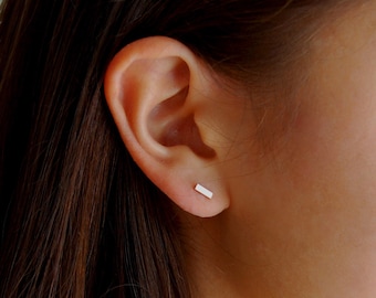 Pendientes minimalistas de oro macizo de 18 quilates: Pendientes sencillos para el día a día.