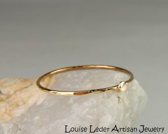 Delicado anillo martillado de oro de 14 quilates: banda apilable minimalista