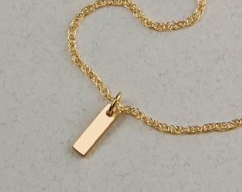 Collar con colgante minimalista hecho a mano en oro macizo de 18 quilates.