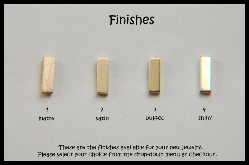 Puede incluir: Cuatro barras de metal en diferentes acabados: mate, satinado, pulido y brillante. Estos son los acabados disponibles para tus nuevas joyas. Selecciona tu elecci&oacute;n en el men&uacute; desplegable al finalizar la compra.