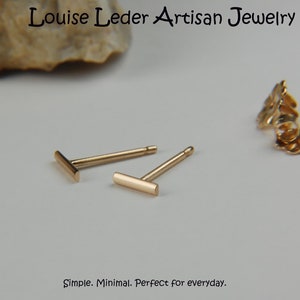 Puede incluir: Un par de pendientes de barra de oro. Los pendientes son simples y minimalistas, con un dise&ntilde;o de barra recta.  Simple. Minimal. Perfecto para todos los d&iacute;as.