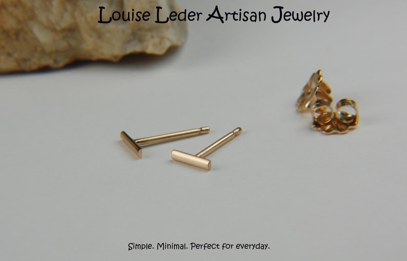 Puede incluir: Un par de pendientes de barra de oro. Los pendientes son simples y minimalistas, con un dise&ntilde;o de barra recta.  Simple. Minimal. Perfecto para todos los d&iacute;as.