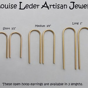 Puede incluir: Tres pares de pendientes de aro abiertos de oro en tres longitudes diferentes: cortos (1,27 cm), medianos (1,9 cm) y largos (2,5 cm).