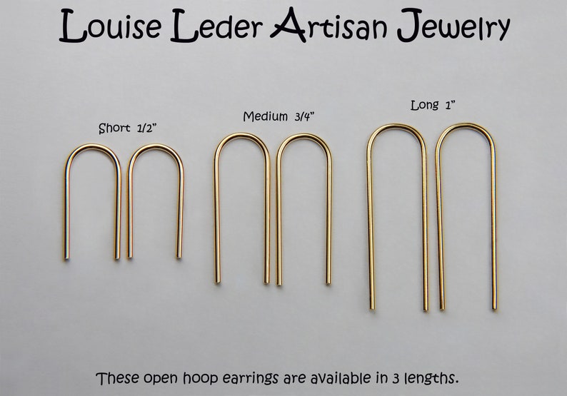 Puede incluir: Tres pares de pendientes de aro abiertos de oro en tres longitudes diferentes: cortos (1,27 cm), medianos (1,9 cm) y largos (2,5 cm).