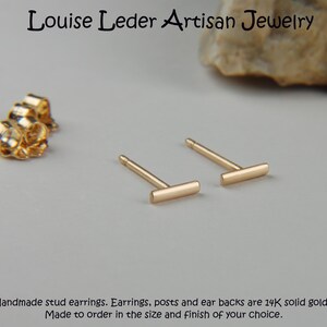 Puede incluir: Un par de pendientes de barra de oro. Pendientes, postes y respaldos de oreja son de oro s&oacute;lido de 14 quilates. Hecho a pedido en el tama&ntilde;o y acabado de su elecci&oacute;n.