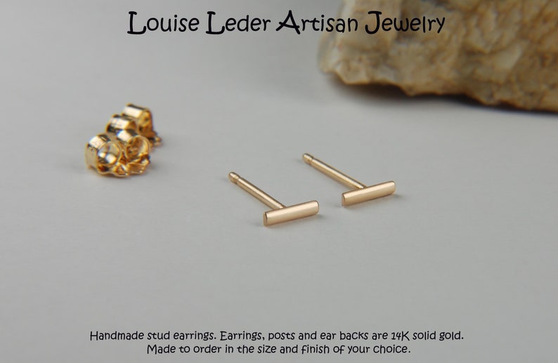 Puede incluir: Un par de pendientes de barra de oro. Pendientes, postes y respaldos de oreja son de oro s&oacute;lido de 14 quilates. Hecho a pedido en el tama&ntilde;o y acabado de su elecci&oacute;n.