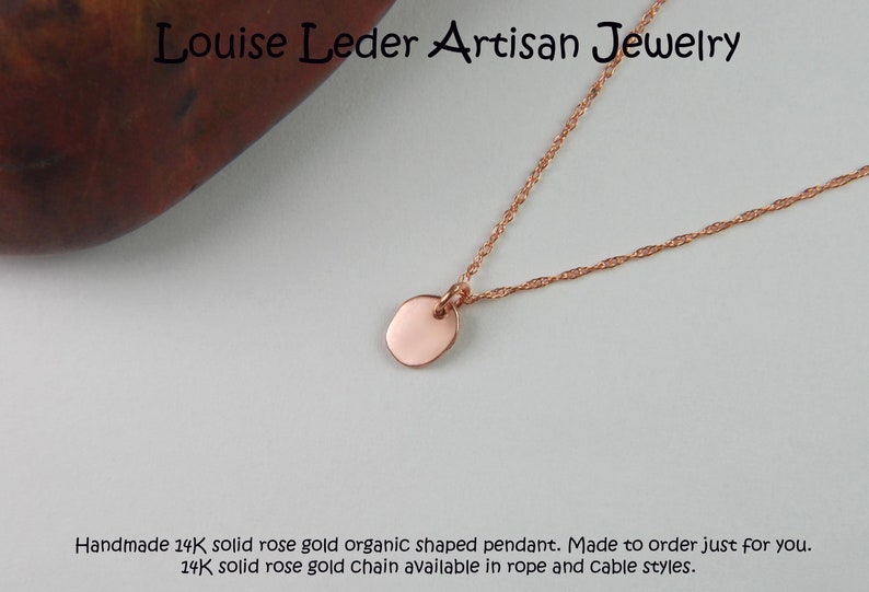 Puede incluir: Un delicado collar de oro rosa con un peque&ntilde;o colgante de forma org&aacute;nica. La cadena tiene un dise&ntilde;o fino y retorcido. El texto "Louise Leder Artisan Jewelry" est&aacute; en la parte superior. Joyas hechas a mano.