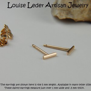 Puede incluir: Un par de pendientes de barra de oro. Los pendientes miden 5 mm de largo, 1 mm de ancho y 0,5 mm de grosor.