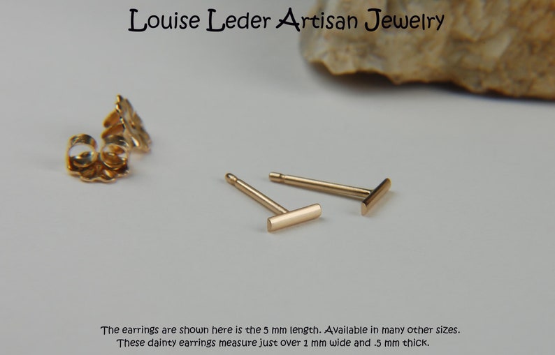 Puede incluir: Un par de pendientes de barra de oro. Los pendientes miden 5 mm de largo, 1 mm de ancho y 0,5 mm de grosor.