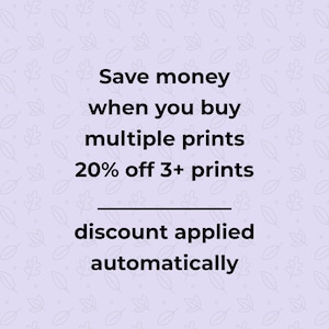 Puede incluir: Un fondo morado claro con un patr&oacute;n repetitivo de hojas dibujadas en blanco. El texto negro centrado dice: Save money when you buy multiple prints 20% off 3+ prints. Una l&iacute;nea horizontal separa el texto de: discount applied automatically.