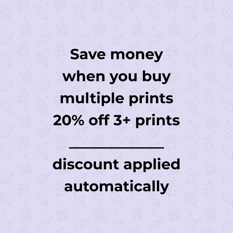 Puede incluir: Un fondo morado claro con un patr&oacute;n repetitivo de hojas dibujadas en blanco. El texto negro centrado dice: Save money when you buy multiple prints 20% off 3+ prints. Una l&iacute;nea horizontal separa el texto de: discount applied automatically.