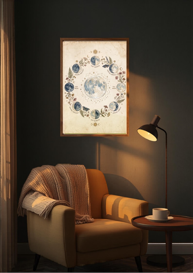 Puede incluir: Una l&aacute;mina de arte mural enmarcada que muestra un diagrama circular de las fases lunares, incluyendo luna nueva, creciente, cuarto, gibosa y llena. La ilustraci&oacute;n est&aacute; rodeada de elementos bot&aacute;nicos sobre un fondo de color crema.