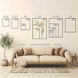 Puede incluir: Una gu&iacute;a de tama&ntilde;os de arte mural que muestra varias proporciones de marcos rectangulares, incluyendo 11:14, 11:17, 4:5, 2:3, A1-A5 y 3:4 con dimensiones en pulgadas y cent&iacute;metros, situada sobre un sof&aacute; beige de 229 cm de ancho.