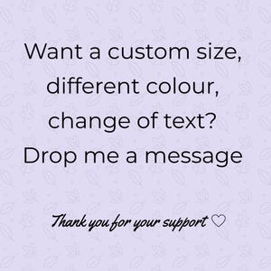 Puede incluir: Un gr&aacute;fico cuadrado de color morado claro con un patr&oacute;n de hojas repetitivo en un tono morado m&aacute;s oscuro. El texto dice: Want a custom size, different colour, change of text? Drop me a message. Debajo aparece: Thank you for your support con un coraz&oacute;n.